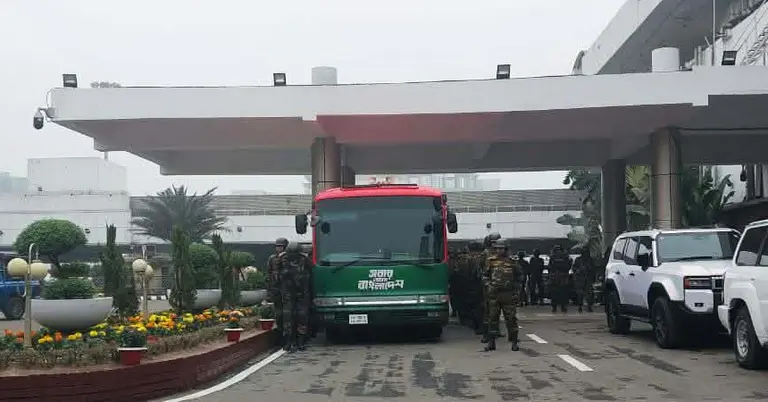 তারেক রহমানকে বহনকারী বাস প্রস্তুত